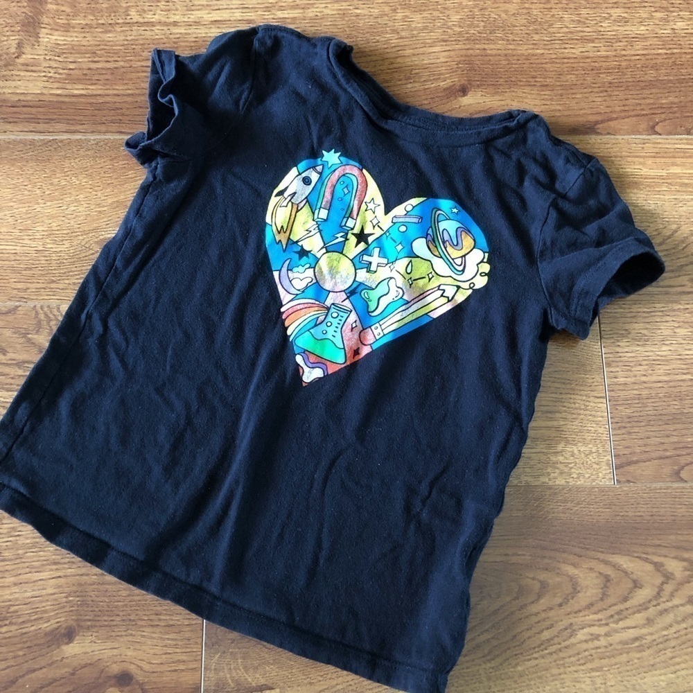 Old Navy black heart short sleeve graphic tee in size S (6-7)